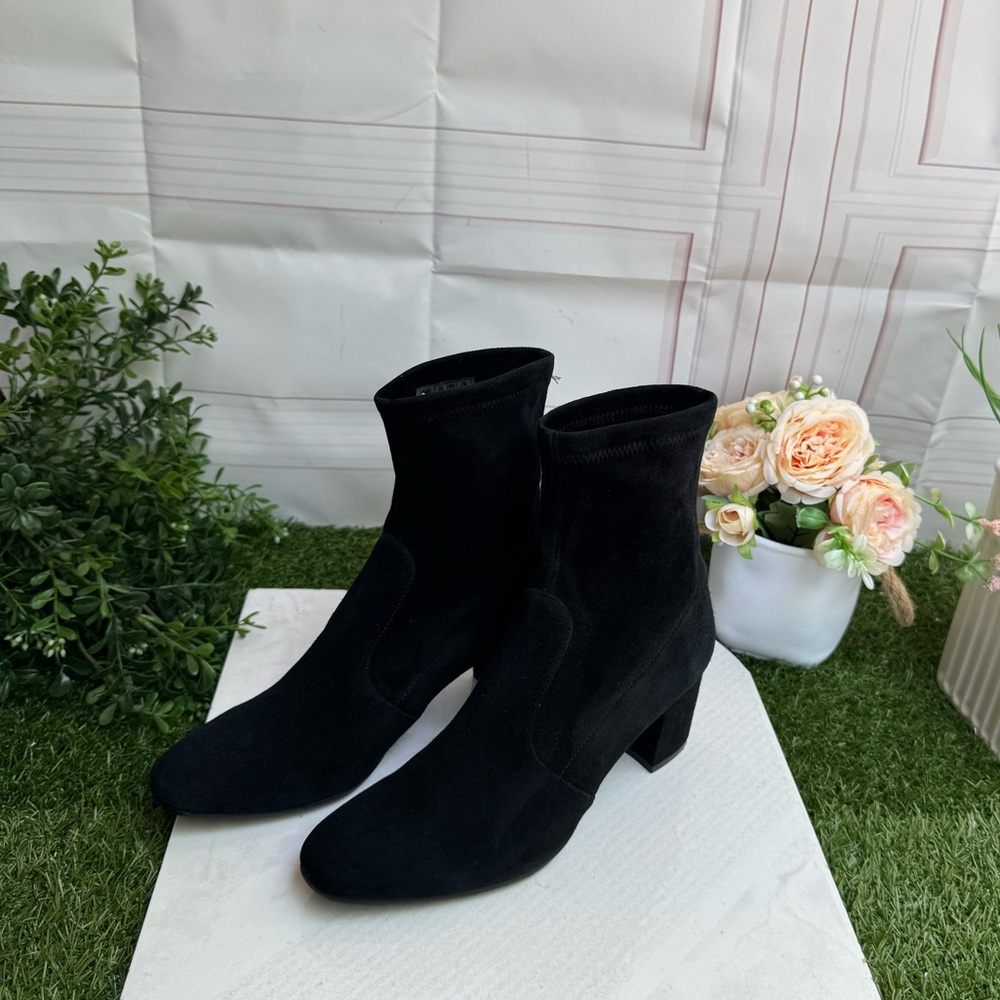 STUART WEITZMAN
Yuliana suede sock boots Elegant Black Suede Ankle Boots Size 7 - Picture 11 of 12